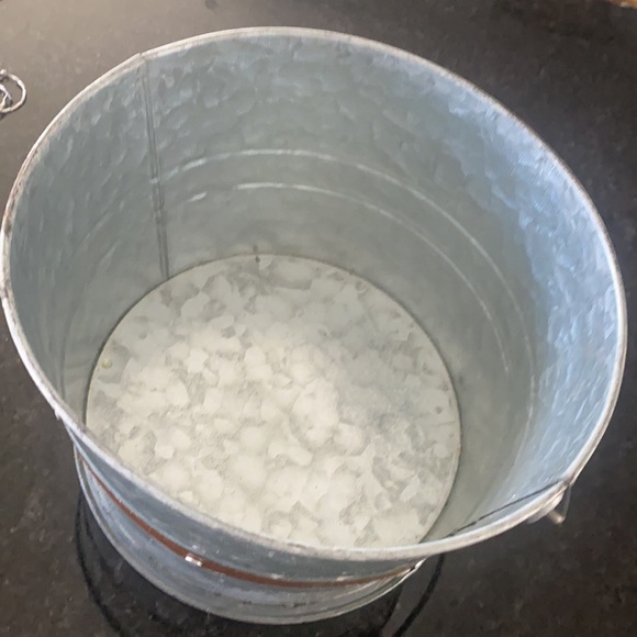 Small round metal bin - Picture 2 of 2